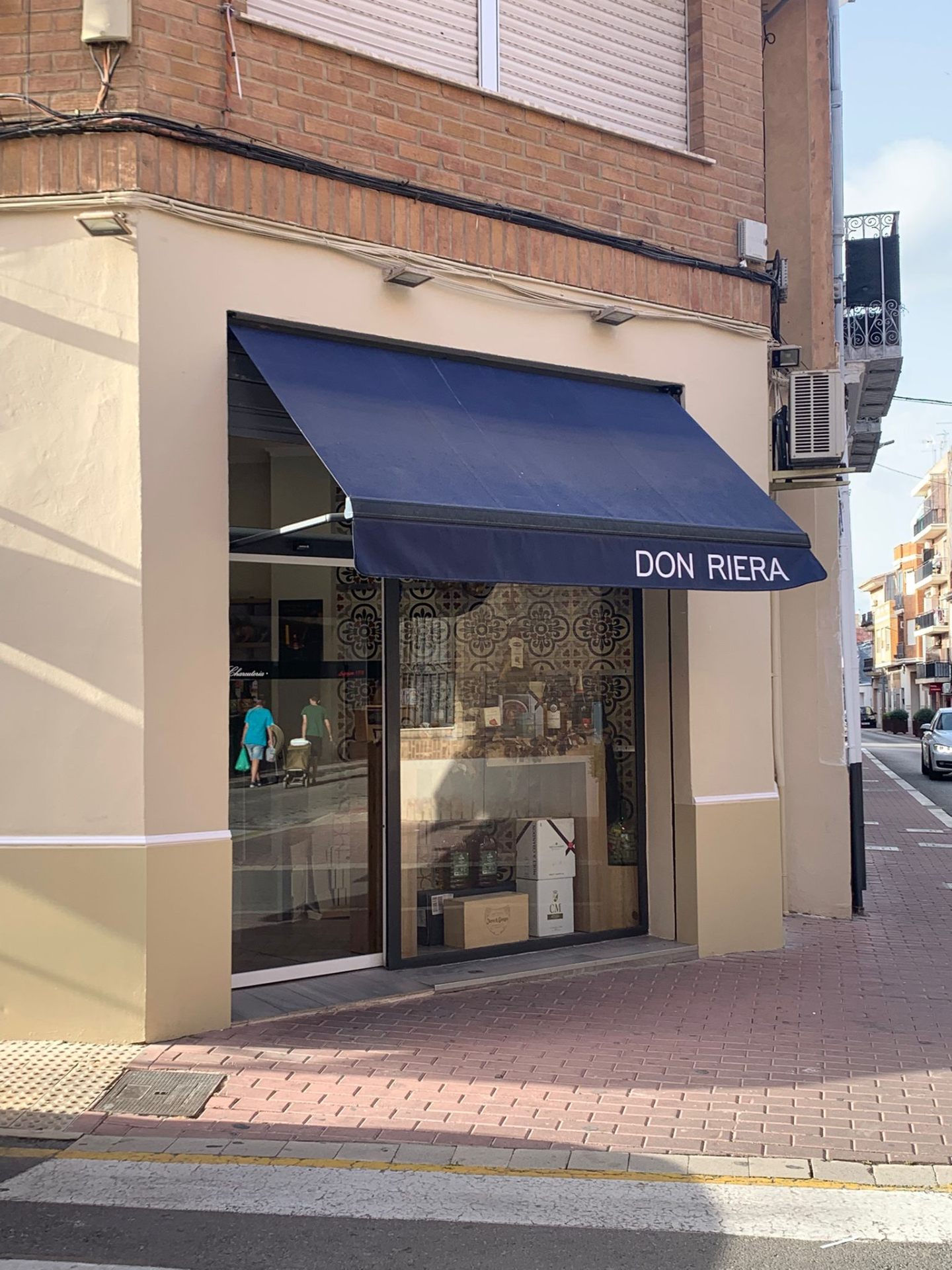 Selección de productos de Don Riera: jamón ibérico, quesos y embutidos